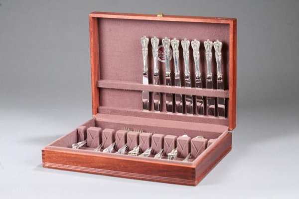 SET OF STERLING SILVER FLATWARE. 38 pieces. Towle