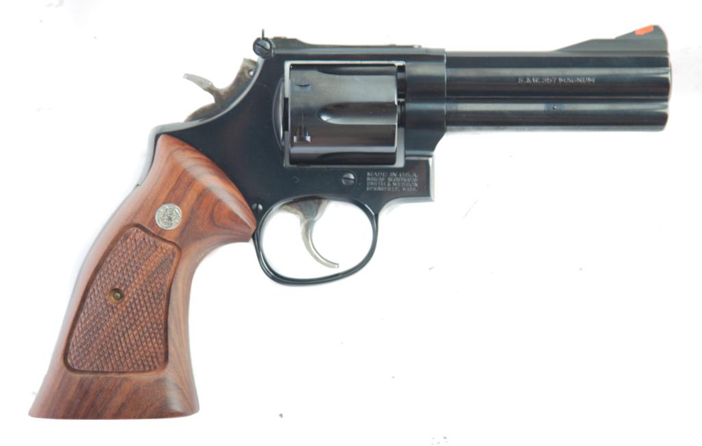 *SMITH & WESSON MODEL 586 .357 MAGNUM REVOLVER: SMITH & WESSON MODEL 586 .357 MAGNUM REVOLVER. American, last quarter-20th century. Blued frame and fluted cylinder, adjustable sights, and checkered walnut grips. 4.63" barrel length, 10" overall.S/n