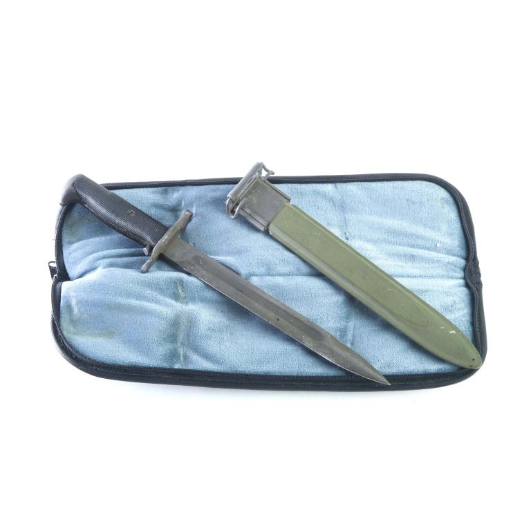 UNION CUTLERY CO. M1 10" BAYONET WITH SCABBARD: UNION CUTLERY CO. M1 10" BAYONET WITH SCABBARD. American. Parkerized blade with black ribbed handle. 14.5" overall length. Includes M7 scabbard.