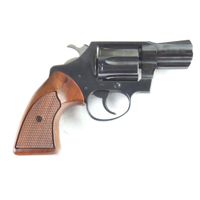 *COLT DETECTIVE SPECIAL 3RD ISSUE .38 SPL REVOLVER: COLT DETECTIVE SPECIAL 3RD ISSUE .38 SPECIAL REVOLVER. American, Last quarter-20th century. Blued frame, fluted cylinder, and checkered walnut grips. 2" barrel length, 6.75" overall. S/n M29787. Requi