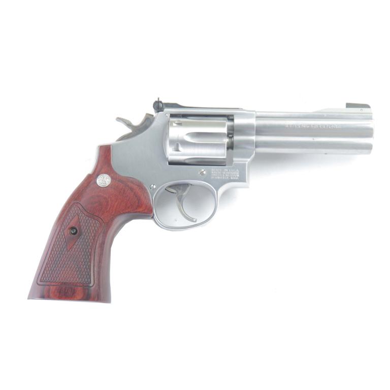 *SMITH & WESSON MODEL 617-1 .22 LR REVOLVER: SMITH & WESSON MODEL 617-1 .22 LR REVOLVER. American, 4th quarter-20th century. Stainless steel frame and fluted cylinder, checkered walnut grips. 4" barrel length, 9.5" overall. S/n BSE8370. Unfired