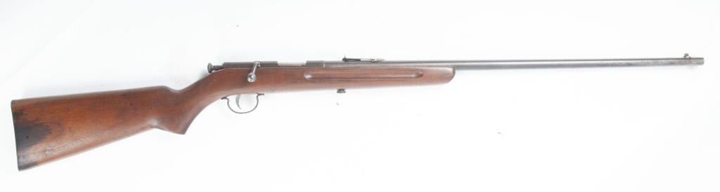 *REMINGTON ARMS MODEL 33 .22 CAL BOLT ACTION RIFLE: REMINGTON ARMS MODEL 33 .22 CALIBER BOLT ACTION RIFLE. American, between 1932-1935. Walnut stock, cylindrical barrel, blued bolt, and fluted fore-stock. S/n. 203272. Barrel length, 23”l. 42”l. Ove
