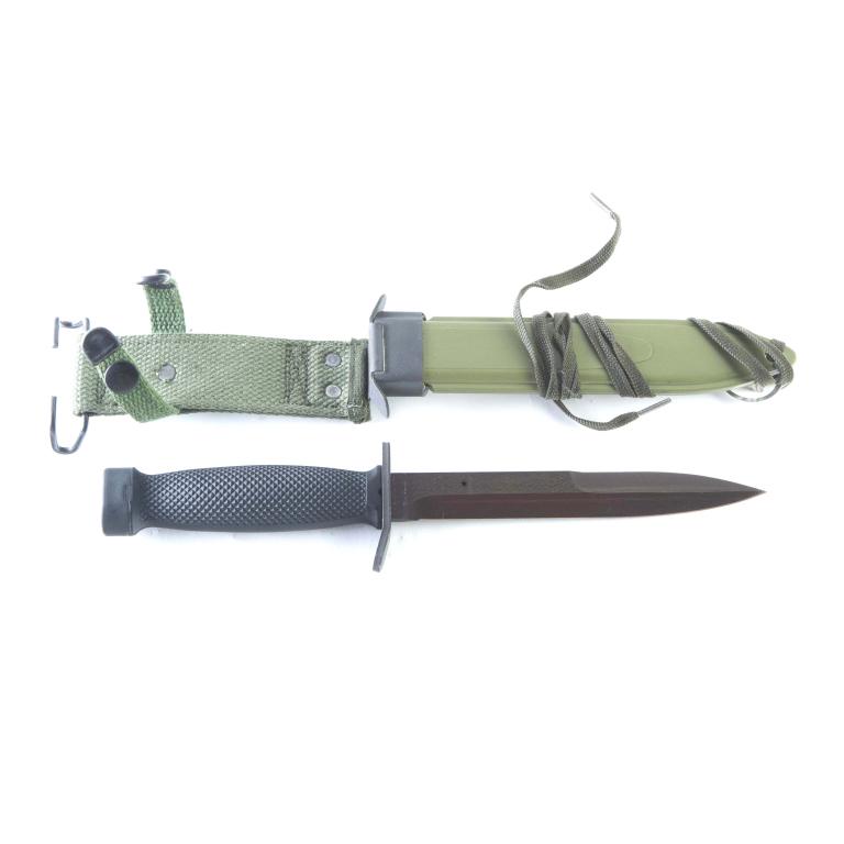 M7 STYLE - 6.75" FIGHTING/UTILITY KNIFE: M7 STYLE - 6.75" FIGHTING/UTILITY KNIFE. Double edged blade with black checkered handle. 11.75" overall length. Includes olive green M8 style scabbard.