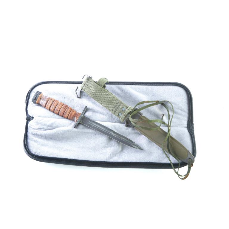CAMILLUS M4 6.75" BAYONET AND M8 SCABBARD: CAMILLUS M4 6.75" BAYONETT. American. Parkerized bayonet with leather washer handle. 11.75" overall. Includes M8A1 scabbard.