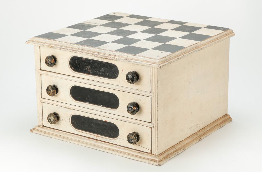 AMERICAN FOLKSY GAME CABINET. (1 of 4)