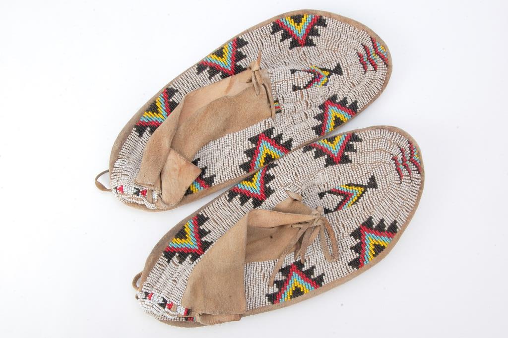 PAIR OF NATIVE AMERICAN BEADED MOCCASINS. (1 of 2)