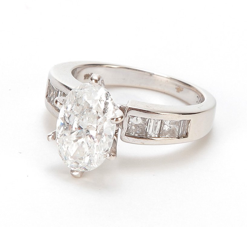 2.70 CARAT OVAL DIAMOND SOLITAIRE RING. (1 of 1)