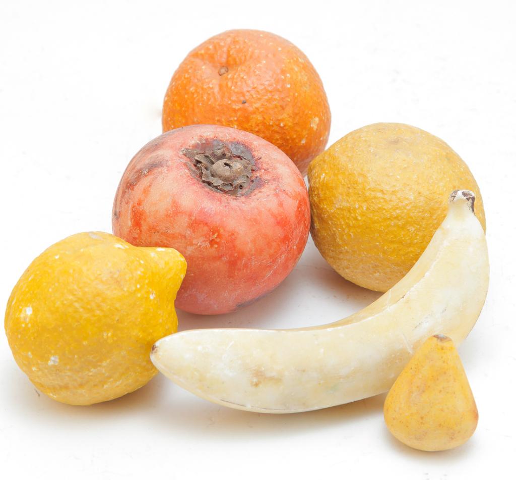 SIX PIECES OF EUROPEAN STONE FRUIT. (1 of 1)
