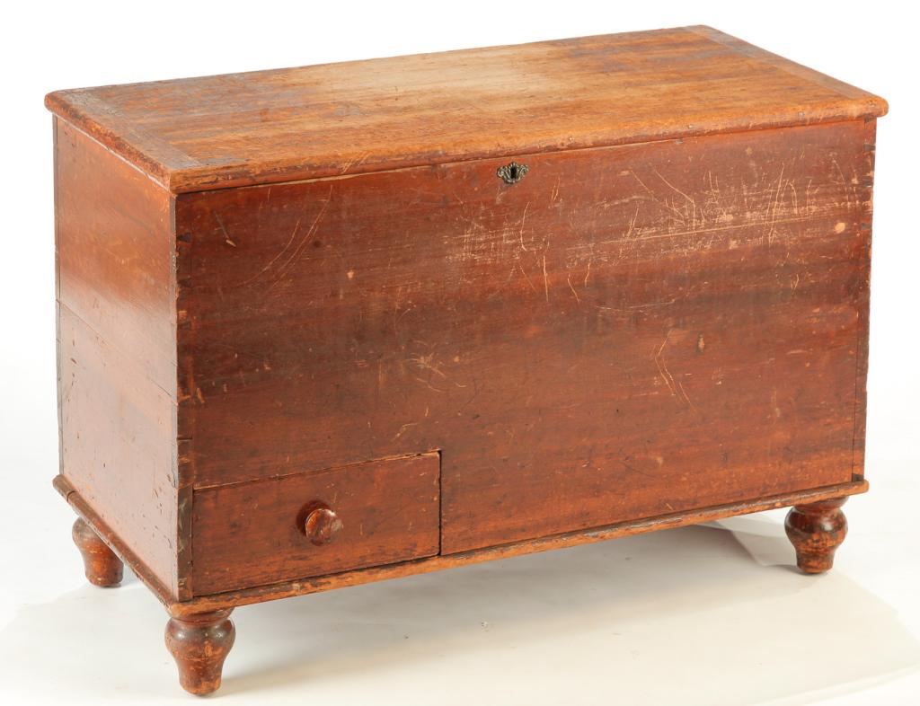 AMERICAN BLANKET CHEST. (1 of 5)