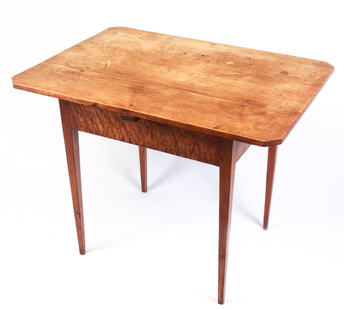 AMERICAN COUNTRY HEPPLEWHITE TABLE. (1 of 3)