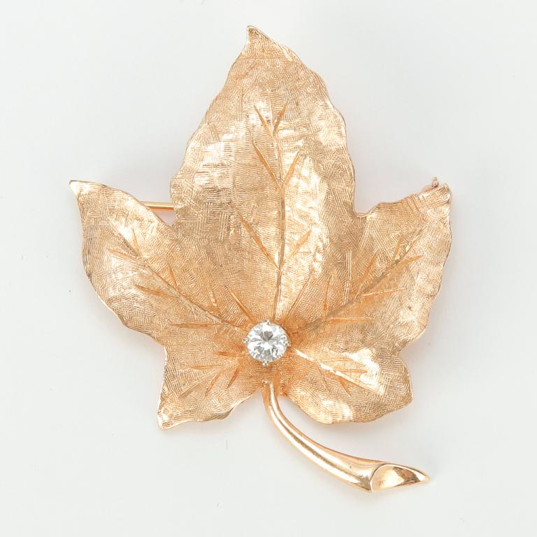 14 KARAT GOLD MAPLE LEAF BROOCH WITH DIAMOND. (1 of 1)