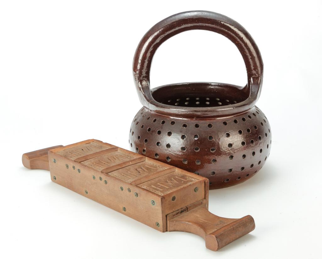 AMERICAN BUTTER PRINT AND SEWERTILE CHEESE BASKET. (1 of 5)