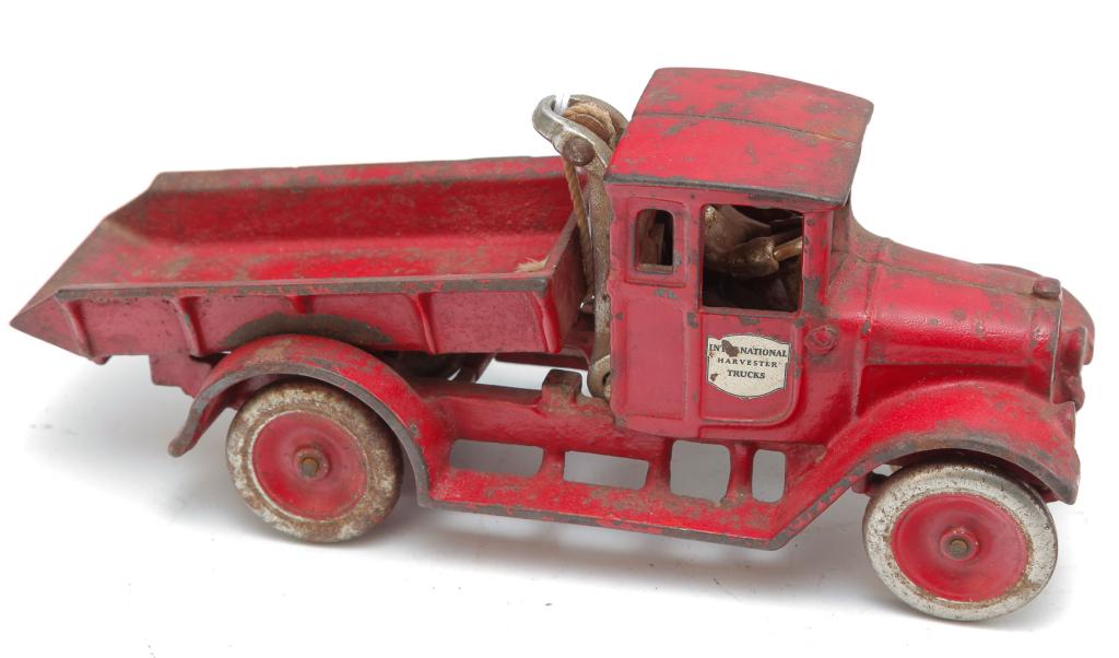 ARCADE CAST IRON BABY DUMP TRUCK. (1 of 4)