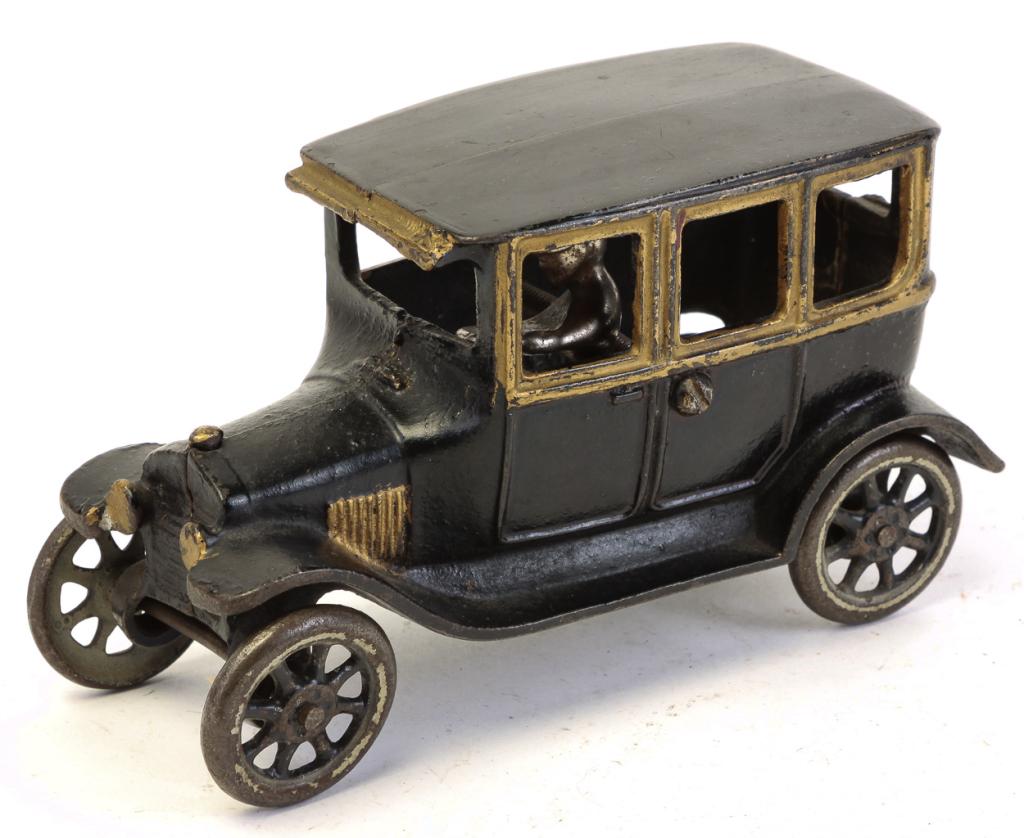 ARCADE MANUFACTURING CAST IRON TOY CAR. (1 of 4)