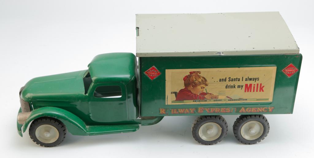 BUDDY "L" RAILWAY EXPRESS AGENCY TOY TRUCK. (1 of 5)
