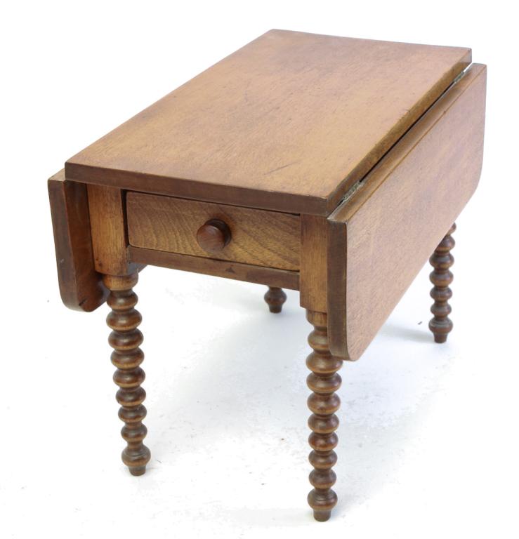 AMERICAN DOLL SIZE DROP LEAF TABLE. (1 of 5)