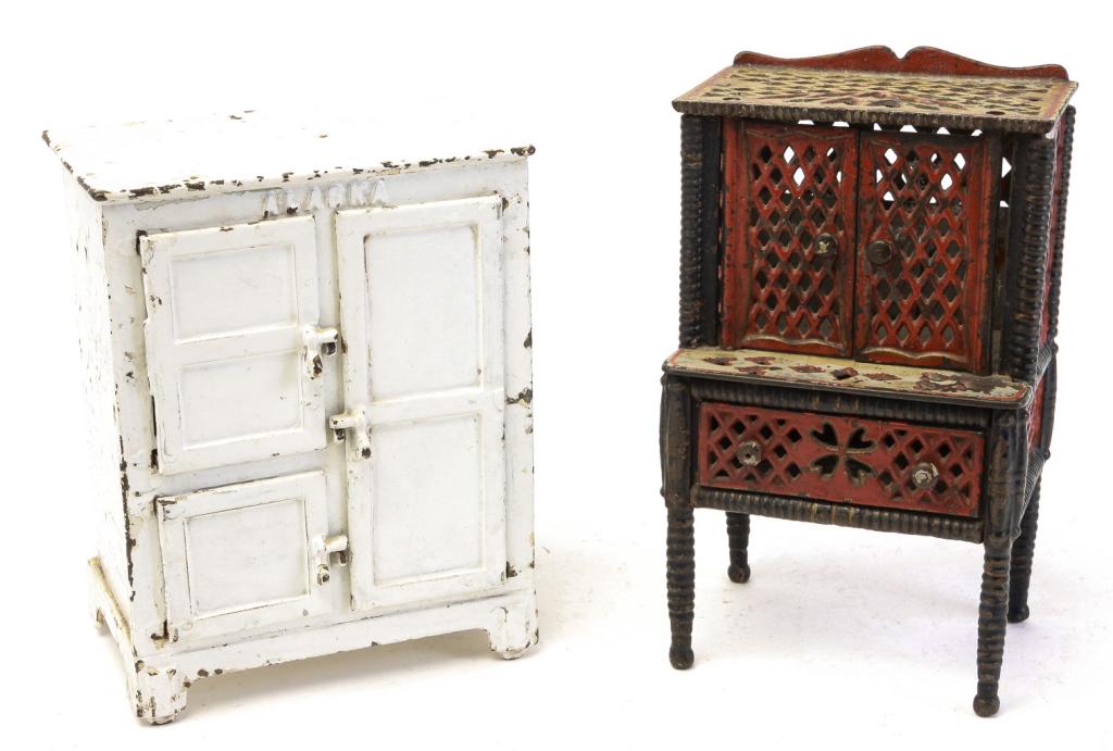 TWO AMERICAN PIECES OF TOY KITCHEN FURNITURE. (1 of 4)