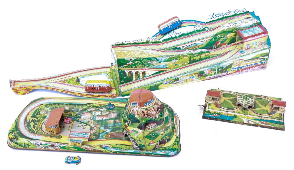 THREE LITHOGRAPHED TIN WIND-UP TOYS (1 of 3)