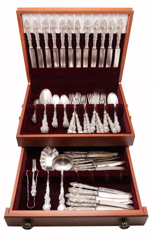 ROGERS COLUMBIA PATTERN SILVERPLATE FLATWARE.: American, ca. 1900. Twelve each hollow handled dinner knives, dinner forks and dessert forks, eight hollow handled fruit knives, four each seafood forks and tablespoons, fifteen teaspoons, six demitas