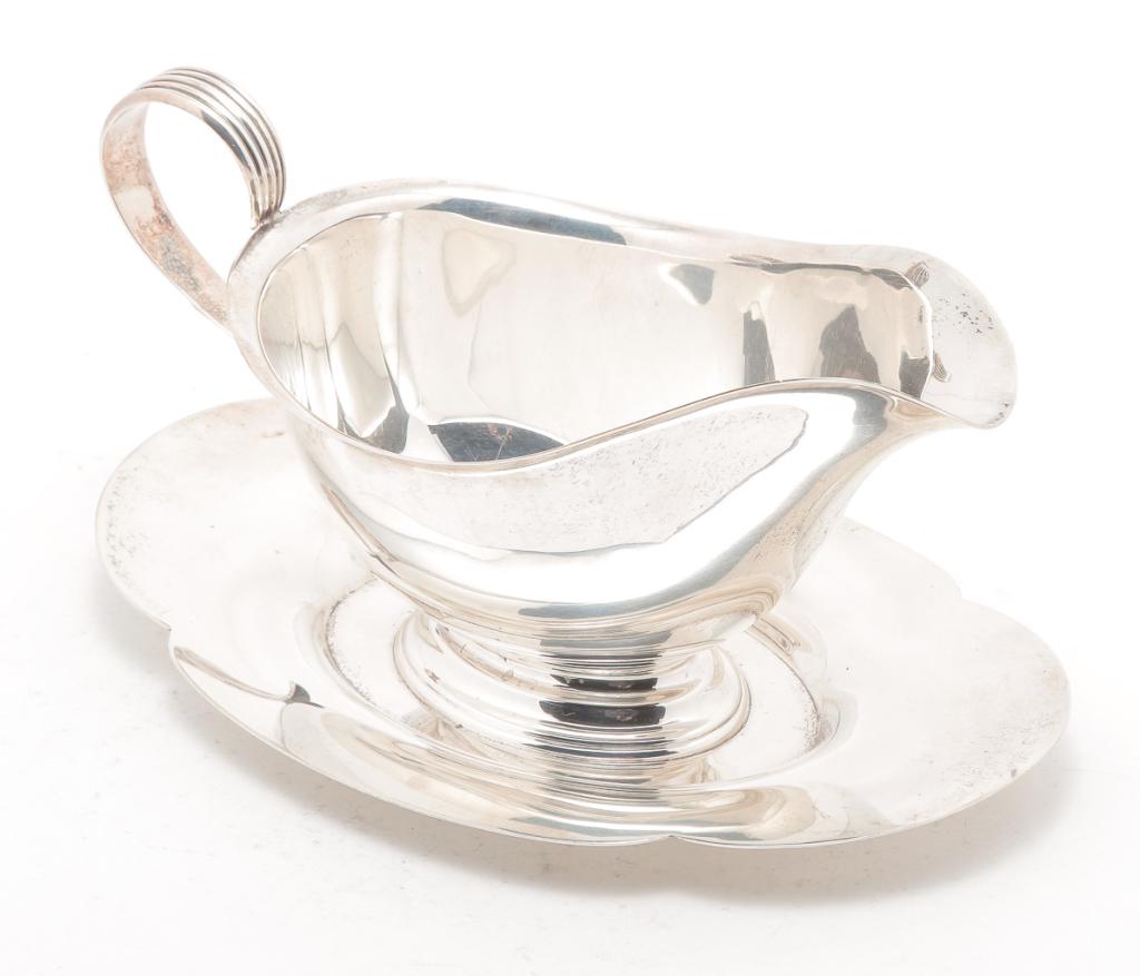 AMERICAN "GORHAM STERLING" GRAVY.: Mid 20th century. Ribbed handle, attached undertray. 4"h. 7.5"l. Approx. 10.5 ozt.