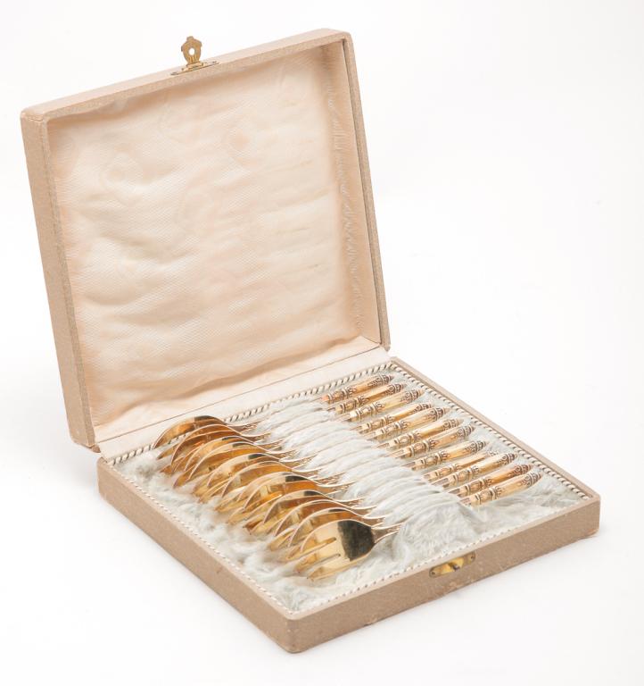 SET OF FRENCH "ERCUIS" FORKS.: Twentieth century. Hallmarked with "OE" and marked "Ercuis 15". Twelve seafood forks, most likely plate with gold colored surface. Fitted box.