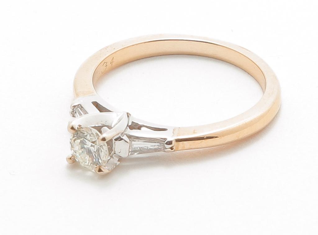 DIAMOND SOLITAIRE RING.: American, 21st century. Stamped 14K yellow gold ring, 4-prong mounting with one round brilliant diamond, approx. .35ct, flanked by tapered baguette on each side (baguettes set in white gold). Clarity 