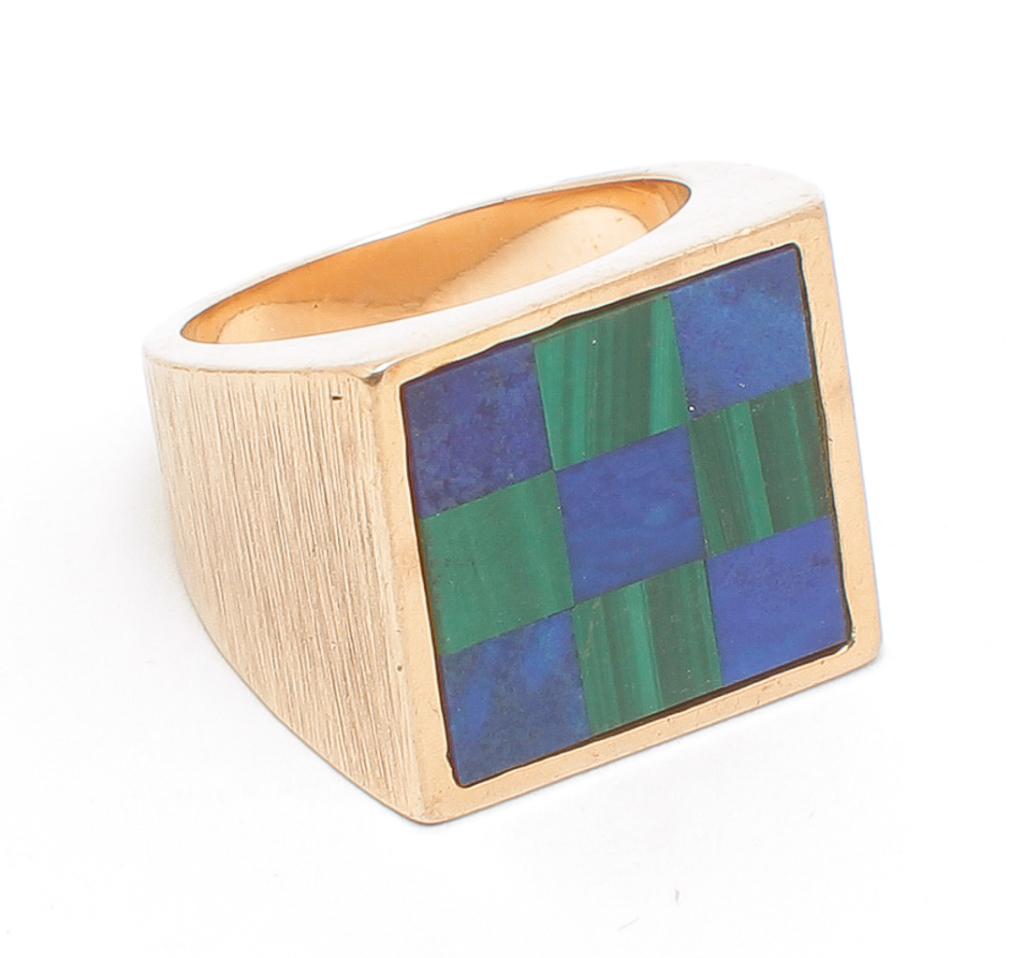 MENS LAPIS AND MALACHITE 14 KARAT GOLD RING.: American, late 20th century. 14K yellow gold ring, square top with inlaid lapis and malachite in checker board design, brushed gold finish on shoulders. Sz 7, 24 gr.