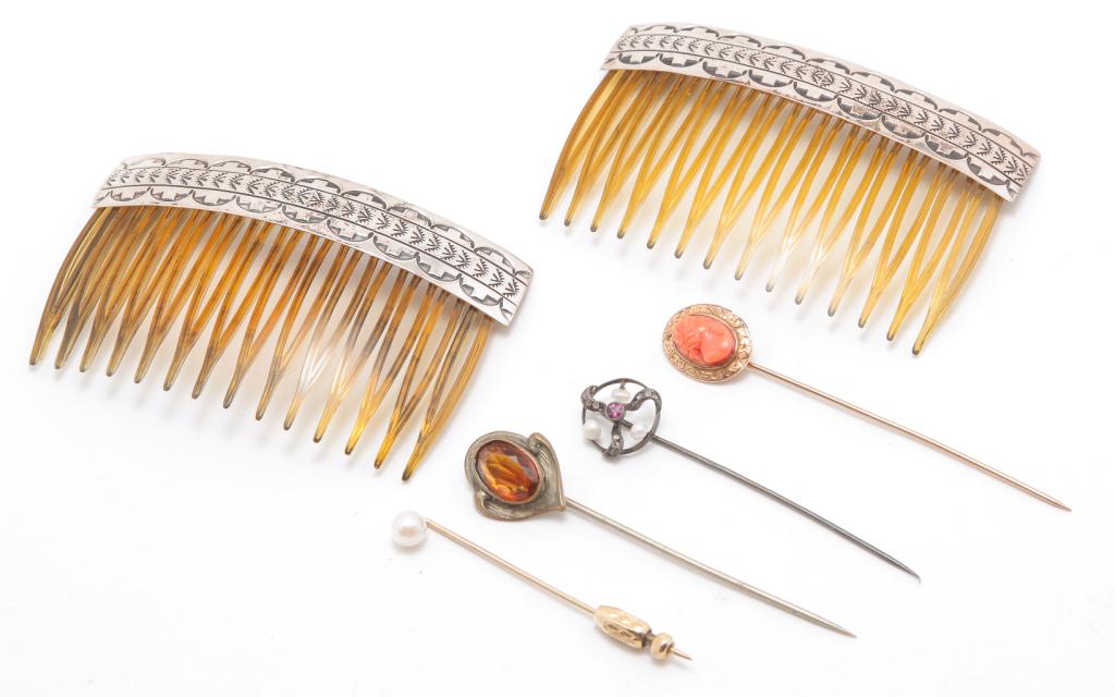 TWO VINTAGE HAIR COMBS AND FOUR STICKPINS. (1 of 3)