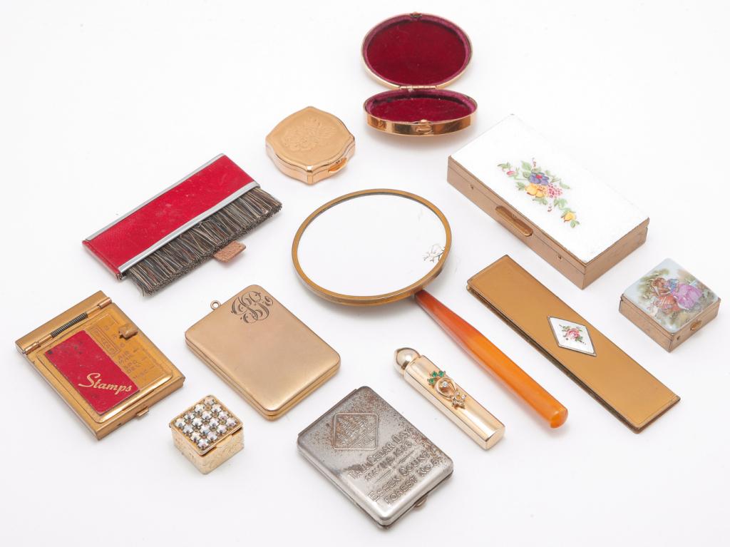 VINTAGE PILL BOXES AND OTHER SMALL ACCESSORIES. (1 of 6)