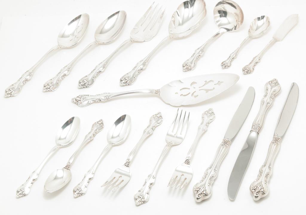 SET OF ONEIDA "ORLEANS" SILVERPLATE FLATWARE. (1 of 5)