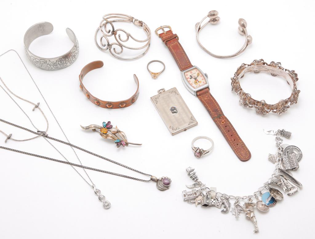 MIXED GROUP OF VINTAGE JEWELRY - SOME STERLING. (1 of 10)