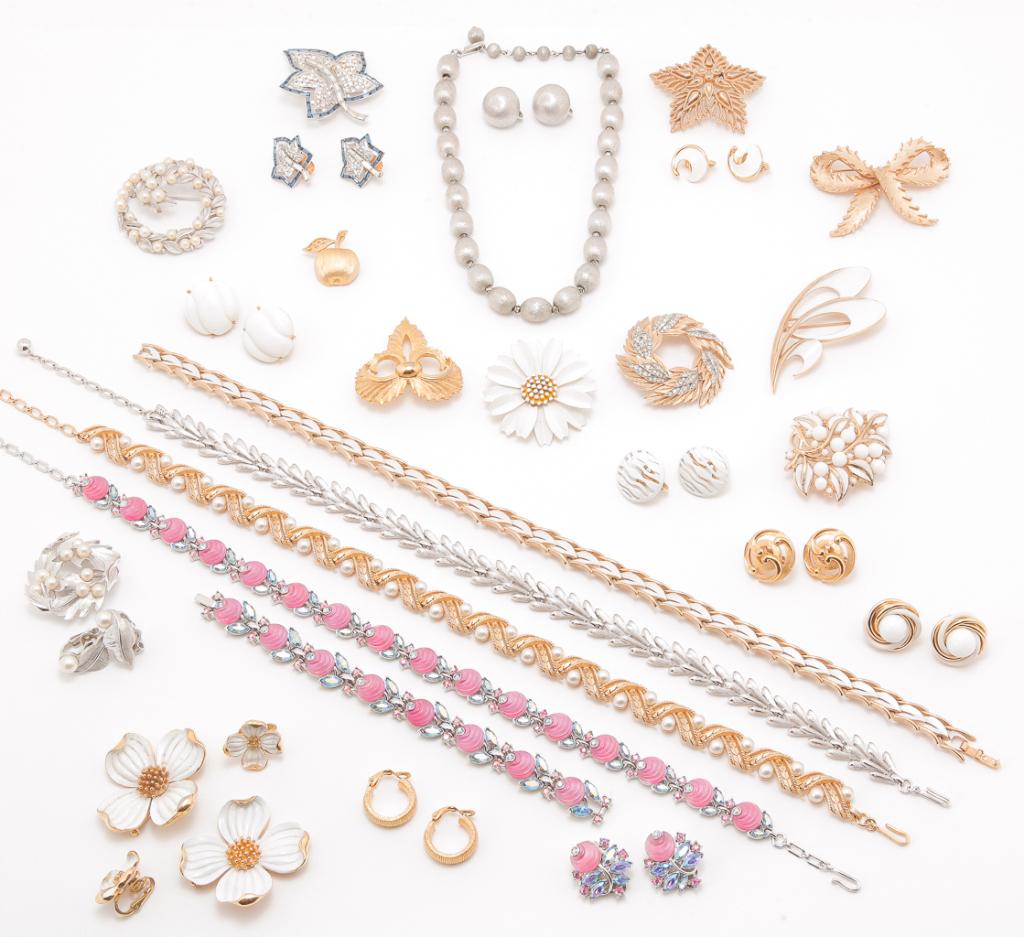 ASSORTED VINTAGE COSTUME JEWELRY. (1 of 15)