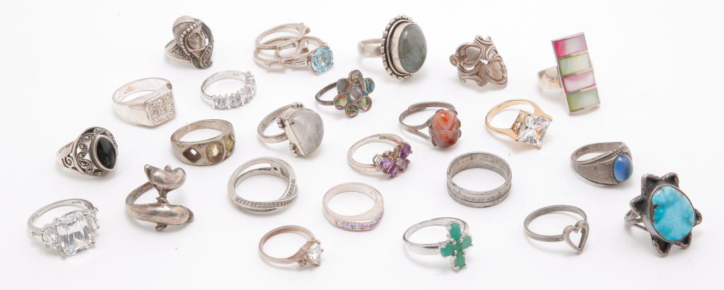 GROUP OF STERLING SILVER VINTAGE & FASHION RINGS. (1 of 6)