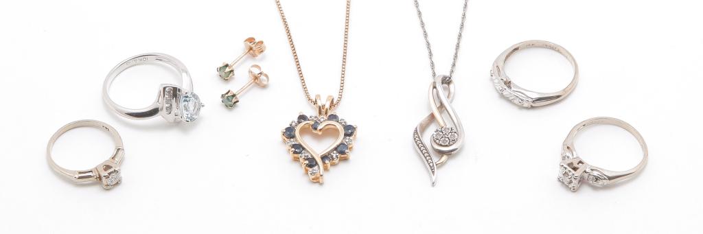 SMALL GROUP MOSTLY GOLD JEWELRY. (1 of 4)