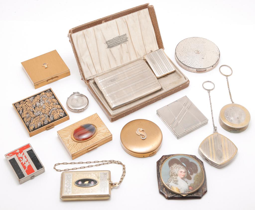 VINTAGE COMPACTS AND ACCESSORIES -ONE MUSICAL. (1 of 10)