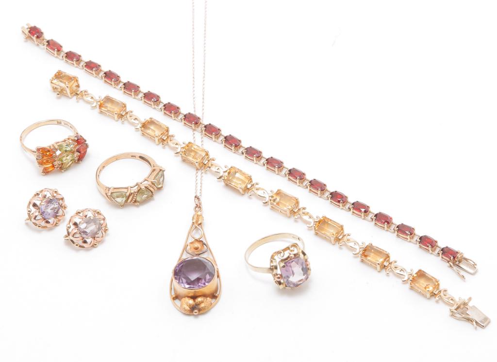 SMALL GROUP GEM-SET YELLOW GOLD JEWELRY. (1 of 5)