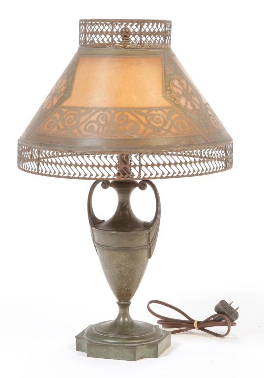 AMERICAN TABLE LAMP WITH STENCILED SHADE. (1 of 4)