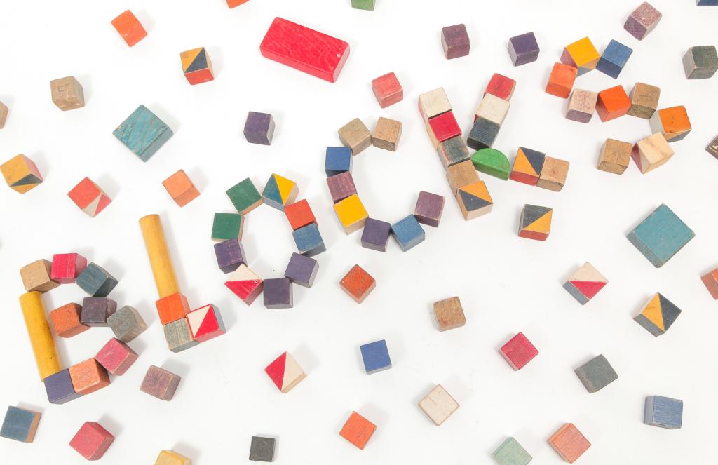 LARGE GROUP OF AMERICAN WOODEN BLOCKS. (1 of 3)