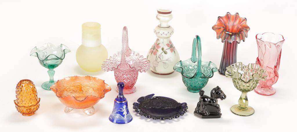 GROUP OF AMERICAN ART GLASS INCLUDING FENTON. (1 of 5)