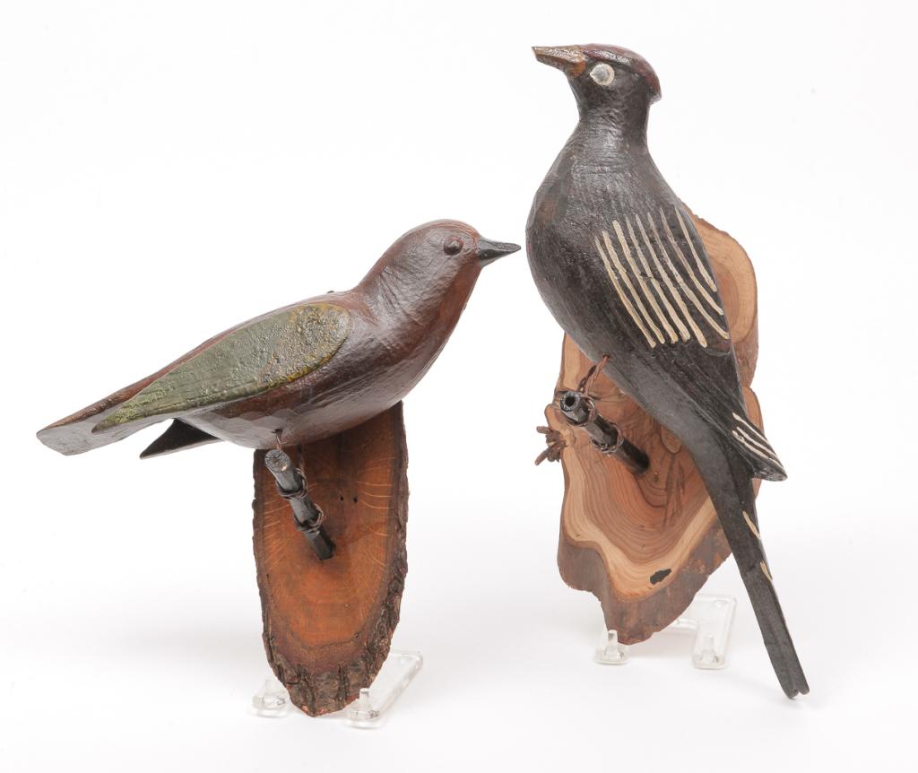 TWO GERMAN-AMERICAN FOLK ART BIRD CARVINGS. (1 of 2)