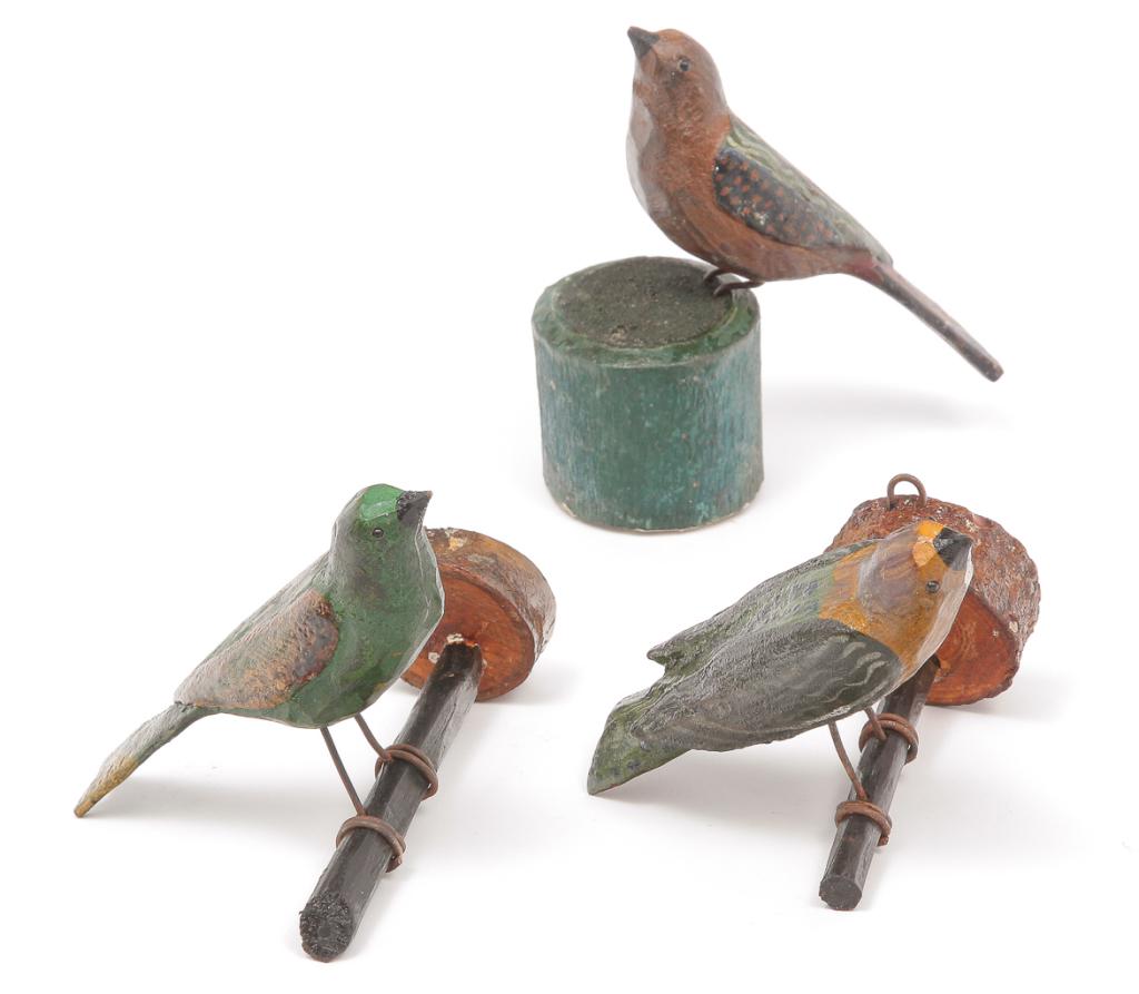 THREE GERMAN-AMERICAN FOLK ART BIRD CARVINGS. (1 of 3)