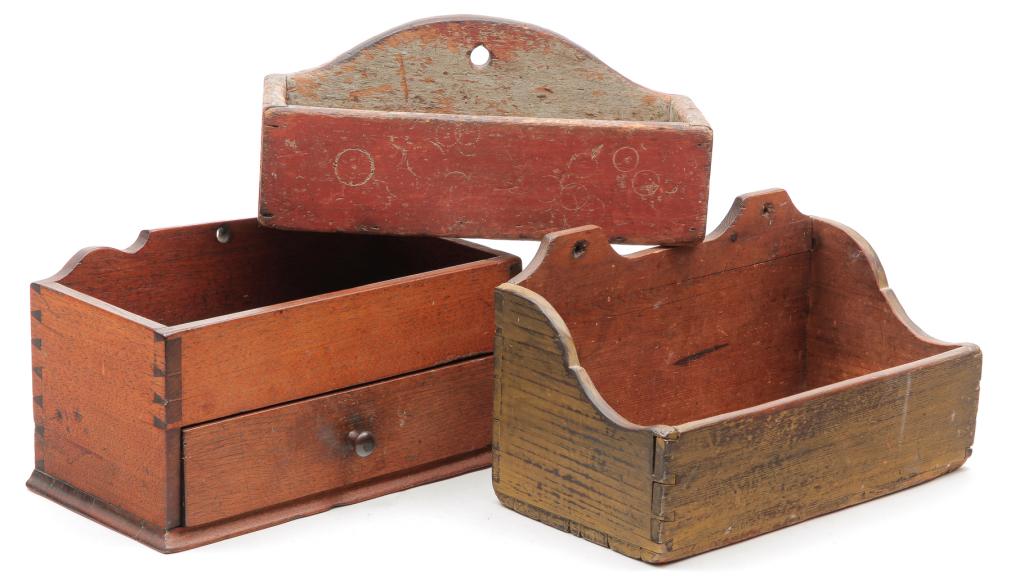 THREE AMERICAN HANGING BOXES. (1 of 4)