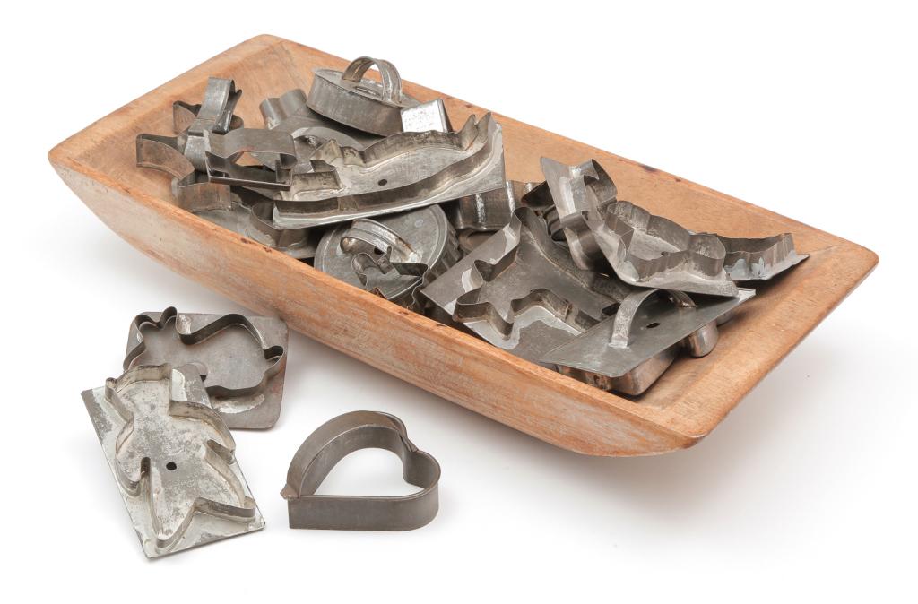 COLLECTION OF AMERICAN TIN COOKIE CUTTERS. (1 of 2)