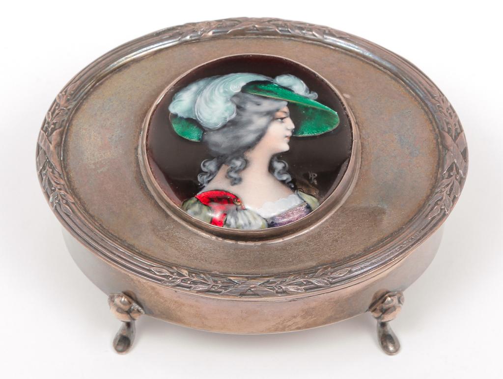 ENGLISH SILVER BOX WITH PORTRAIT MEDALLION. (1 of 4)