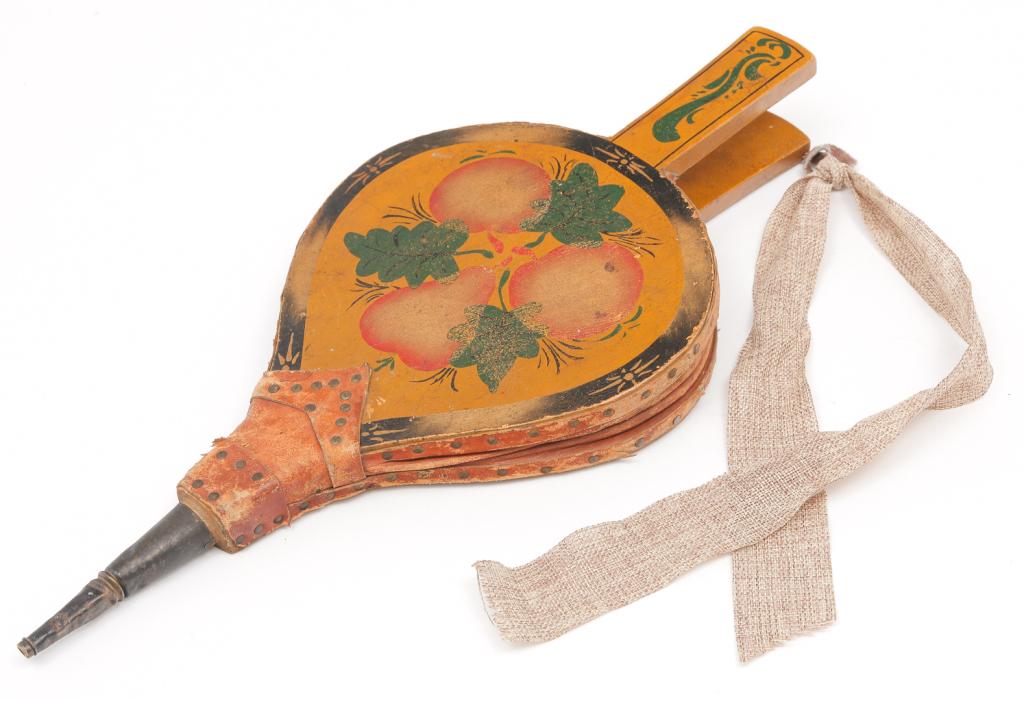 AMERICAN DECORATED BELLOWS. (1 of 2)