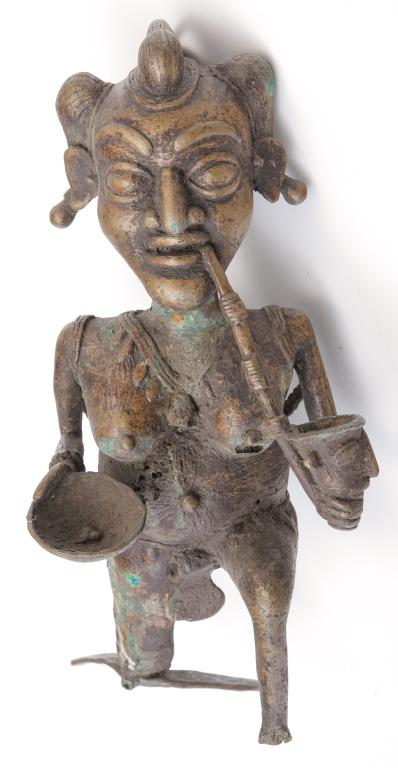AFRICAN BRONZE FIGURE OF A WOMAN. (1 of 3)