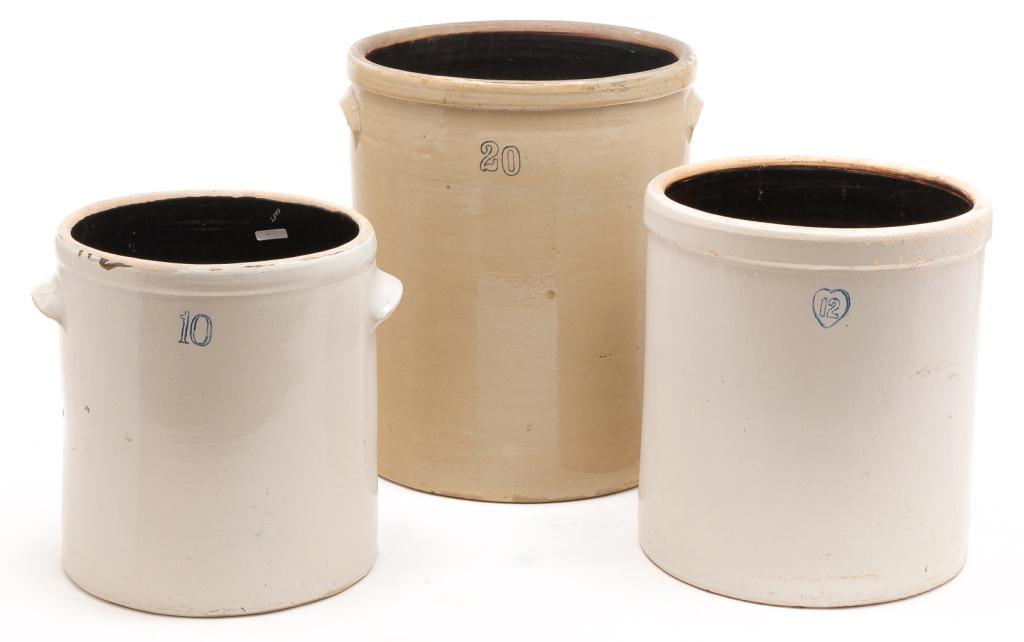 THREE AMERICAN REDWING CROCKS. (1 of 5)