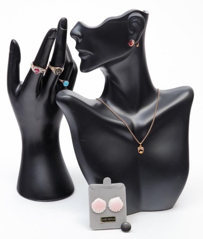 SMALL GROUP MOSTLY GOLD JEWELRY. (1 of 4)