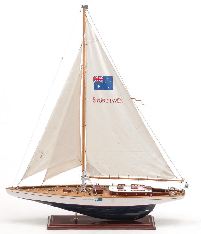 MODEL RACING SAILBOAT. (1 of 3)