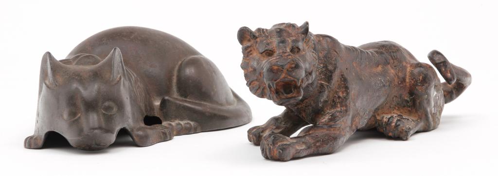 TWO ANIMAL DOORSTOPS. (1 of 3)